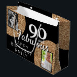 Bolsa De Regalo Grande 90 y Fabulous Gold Purpurina 2 Photo 90th Birthday<br><div class="desc">90 y Fabulous Gold Purpurina 2 Photo 90th Birthday Gift Bag. Purpurina de oro falso sobre negro con 2 fotos - puedes usar una foto vieja y una nueva. Añade tu nombre y edad y haz una elegante y elegante bolsa de regalo para la celebración de cumpleaños de un hito....</div>