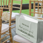 Bolsa De Regalo Grande Agradecimiento Groomsman Green personalizado<br><div class="desc">Bolsa personalizada de regalo para el groomsman con paleta de color verde sabio y verde forestal. La plantilla de nombres está preparada para que añada el nombre del novio, así como los nombres de la novia y del boda. La frase de agradecimiento dice "Gracias por ser mi groomsman" en una...</div>