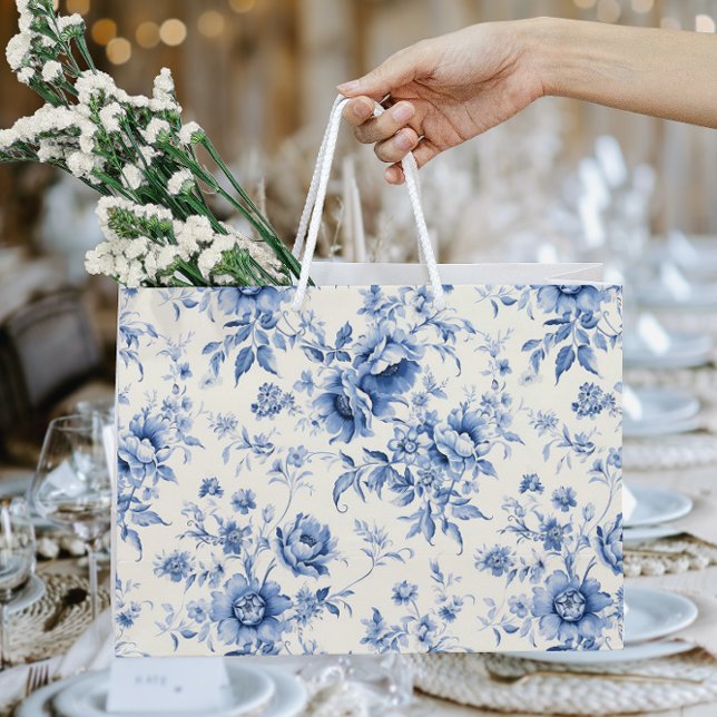 Bolsa De Regalo Grande Algo Azul Floral Toile Francés Chinoiserie (Something Blue Floral French Toile Chinoiserie Large Gift Bag)