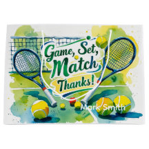 Balón de tenis y raqueta en la cancha con amor