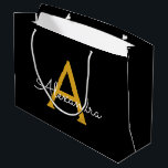 Bolsa De Regalo Grande Black Gold Modern Script Girly Monograma Nombre<br><div class="desc">Bolsa de regalo de Monograma de Guión Simple Negro y Oro. Esto hace que el dulce perfecto cumpleaños 16,  boda,  ducha de novia,  aniversario,  ducha de bebé o bolso de regalo de la fiesta de soltera para alguien que ama el lujo glam y los estilos de moda.</div>
