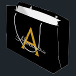 Bolsa De Regalo Grande Black Gold Modern Script Girly Monograma Nombre<br><div class="desc">Bolsa de regalo de Monograma de Guión Simple Negro y Oro. Esto hace que el dulce perfecto cumpleaños 16,  boda,  ducha de novia,  aniversario,  ducha de bebé o bolso de regalo de la fiesta de soltera para alguien que ama el lujo glam y los estilos de moda.</div>