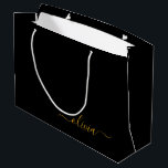 Bolsa De Regalo Grande Black Gold Modern Script Girly Monograma Nombre<br><div class="desc">Bolsa de regalo de Monograma de Guión Simple Negro y Oro. Esto hace que el dulce perfecto cumpleaños 16,  boda,  ducha de novia,  aniversario,  ducha de bebé o bolso de regalo de la fiesta de soltera para alguien que ama el lujo glam y los estilos de moda.</div>