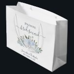 Bolsa De Regalo Grande Boda floral de Boho azul ruidoso y agitado<br><div class="desc">Esta hermosa bolsa de regalo está diseñada para las damas de honor de su boda. Cuenta con un bonito diseño de moda boho con un conjunto de rosas acuáticos pintados a mano y flores en tonos azul y verde sabio. Hay espacio para su nombre, los nombres de la pareja y...</div>