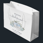 Bolsa De Regalo Grande Boda floral de Boho azul ruidoso y agitado<br><div class="desc">Esta hermosa bolsa de regalo está diseñada para las damas de honor de su boda. Cuenta con un bonito diseño de moda boho con un conjunto de rosas acuáticos pintados a mano y flores en tonos azul y verde sabio. Hay espacio para su nombre, los nombres de la pareja y...</div>