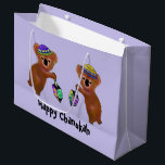 Bolsa De Regalo Grande Bolsos del regalo de Chanukah de la koala<br><div class="desc">Ilustracion gráfico de los osos de koala que juegan los dreidels para Chanukah. Celebre las ocho noches con esta diversión, arte animal, diseño. Estos bolsos del regalo se hacen con el papel de calidad superior y se imprimen con tinta viva para hacer el regalo que da verdaderamente especial. Disponible en...</div>
