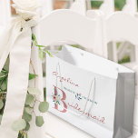 Bolsa De Regalo Grande Bridesmaid Elegante Floral Gracias<br><div class="desc">Bolso de regalo boda personalizado para su dama de honor. Este elegante diseño floral está salpicado de colores polvorientos rosa rosa, verde cazador y marfil. Tiene un purpurina rosa "B", adornado con un ramo de marfil y rosa de flores acuáticas y follaje. La plantilla está configurada para que también agregue...</div>