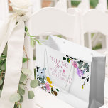 Bolsa De Regalo Grande Bridesmaid Jardín de flores silvestres White Graci<br><div class="desc">Bolso de regalo personalizado de boda de flores silvestres para tu dama de honor - o edite para una dama de honor o alguien en tu fiesta de boda. El diseño tiene un borde floral de flores silvestres en amarillo lila rosa y azul. La plantilla está configurada para que también...</div>