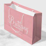 Bolsa De Regalo Grande Bridesmaids personalizada de Rubor Pink<br><div class="desc">Modern Personalized Bridesmaids con el nombre personalizado de la dama de honor en blanco estilo de letra caligrafía moderna con título y fecha boda en sans modernos blancos serif estilo de fuente sobre fondo rosa rubor. También perfecto para la empleada de honor, la niña flor, la madre de la novia...</div>