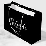 Bolsa De Regalo Grande Bridesmaids personalizadas de escritura moderna<br><div class="desc">Bolsa de regalo de las damas de honor personalizadas Black and White con escritura moderna y moderna de escritura, con el nombre de la dama de honor y la fecha boda en el estilo de letra sans serif moderno con fondo negro. También perfecto para la empleada de honor, la niña...</div>