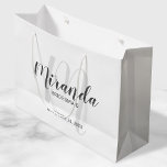 Bolsa De Regalo Grande Bridesmaids personalizadas de escritura moderna<br><div class="desc">Bolsa de regalo para damas de honor personalizada que incluye el nombre de la dama de honor en estilo de letra de escritura gris moderno y monograma con estilo de fuente de escritura gris claro moderno como fondo con título y fecha boda en estilo de fuente sans serif gris moderno....</div>