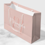 Bolsa De Regalo Grande Bridesmaids personalizadas de escritura moderna<br><div class="desc">Bolsa de regalo para damas de honor personalizada que incluye el nombre de la dama de honor en blanco estilo de letra de escritura moderno y monograma con un estilo de letra de escritura rosa rosa rosa rosa moderno como fondo con título y fecha boda en sans modernos blancos estilo...</div>