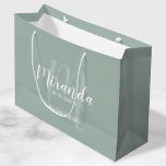 Bolsa De Regalo Grande Bridesmaids personalizadas de escritura moderna<br><div class="desc">Bolsa de regalo para damas de honor personalizada que incluye el nombre de la dama de honor en blanco estilo de letra de escritura moderno y monograma con estilo de letra sage verde moderno estilo de escritura como fondo con título y fecha boda en sans modernos blancos estilo de fuente...</div>