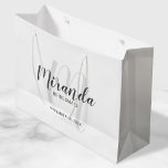 Bolsa De Regalo Grande Bridesmaids personalizadas de escritura moderna<br><div class="desc">Bolsa de regalo para damas de honor personalizada que incluye el nombre de la dama de honor en estilo de letra de escritura gris moderno y monograma con estilo de fuente de escritura gris claro moderno como fondo con título y fecha boda en estilo de fuente sans serif gris moderno....</div>