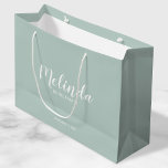 Bolsa De Regalo Grande Bridesmaids personalizadas de escritura moderna<br><div class="desc">Bolsa de regalo para damas de honor personalizada con guión moderno con el nombre personalizado de la dama de honor en blanco estilo de letra de escritura moderno con título y fecha boda en sans serif moderno estilo de fuente sobre fondo verde azulado. También perfecto para la empleada de honor,...</div>