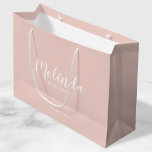 Bolsa De Regalo Grande Bridesmaids personalizadas de escritura moderna<br><div class="desc">Bolsa de regalo personalizada de Bridesmaids con guión moderno personalizada con el nombre de la dama de honor en blanco estilo de letra de escritura moderno con título y fecha boda en moderno estilo de letra sans serif con fondo rosa de color negro. También perfecto para la empleada de honor,...</div>