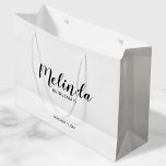Bolsa De Regalo Grande Bridesmaids personalizadas de escritura moderna<br><div class="desc">Bolsa de regalo para damas de honor personalizada con guión moderno con el nombre personalizado de la dama de honor en el estilo de letra de escritura moderna en negro con título y fecha boda en el estilo de letra sans serif moderno con fondo blanco. También perfecto para la empleada...</div>