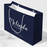 Bolsa De Regalo Grande Bridesmaids personalizadas de la Marina Azul con e<br><div class="desc">Bolsa de regalo de las damas de honor personalizadas Blue de la Marina de Guerra Moderna con el nombre personalizado de la dama de honor en un estilo de letra blanco y moderno con título y fecha boda en modernos sans serif estilo tipo de letra sobre fondo azul marino. También...</div>