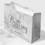 Bolsa De Regalo Grande Bridesmaids personalizadas de mármol blanco modern<br><div class="desc">Modern Personalized Bridesmaids con el nombre personalizado de la dama de honor en un estilo de letra gris moderno con título y fecha boda en sans modernos grises serif estilo de fuente sobre fondo de mármol blanco. También perfecto para la empleada de honor, la niña flor, la madre de la...</div>