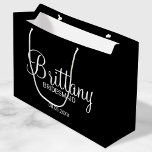 Bolsa De Regalo Grande Bridesmaids personalizadas de negros modernos<br><div class="desc">Regalos de Bridesmaids personalizados modernos con el nombre personalizado de la dama de honor en blanco y moderno estilo de letra caligrafía con título y fecha boda en blanco moderno sans serif estilo de letra sobre fondo negro. También perfecto para la empleada de honor, la niña flor, la madre de...</div>