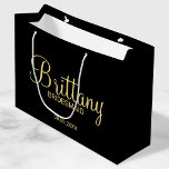 Bolsa De Regalo Grande Bridesmaids personalizadas modernas en negro y oro<br><div class="desc">Modern Personalized Bridesmaids con el nombre personalizado de la dama de honor en estilo de letra de escritura moderna de oro con título y fecha boda en oro moderno sans serif estilo de letra sobre fondo negro. También perfecto para la empleada de honor, la niña flor, la madre de la...</div>