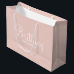 Bolsa De Regalo Grande Bridesmaids personalizadas y modernas<br><div class="desc">Regalos de Bridesmaids personalizados modernos con el nombre de la dama de honor en blanco estilo de letra de escritura moderno con título y fecha boda en modernos sans serif estilo de fuente sobre fondo rosa negro. También perfecto para la empleada de honor, la niña flor, la madre de la...</div>
