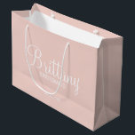 Bolsa De Regalo Grande Bridesmaids personalizadas y modernas<br><div class="desc">Regalos de Bridesmaids personalizados modernos con el nombre de la dama de honor en blanco estilo de letra de escritura moderno con título y fecha boda en modernos sans serif estilo de fuente sobre fondo rosa negro. También perfecto para la empleada de honor, la niña flor, la madre de la...</div>