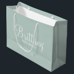 Bolsa De Regalo Grande Bridesmaids personalizadas y modernas<br><div class="desc">Regalos de dama de honor personalizados modernos con el nombre personalizado de la dama de honor en un estilo de letra de escritura moderno y blanco con título y fecha boda en modernos sans serif estilo de letra en color verde sabio. También perfecto para la empleada de honor, la niña...</div>