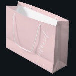 Bolsa De Regalo Grande Camisa de Bridesmaid de nombre de script simple ro<br><div class="desc">Rubor Pink Simple Script Name Bridesmaid Gran Bolsa de Regalos</div>