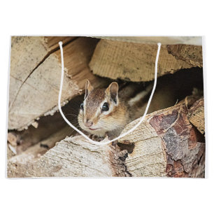 Bolsa De Regalo Grande Chipmunk en una pila de madera