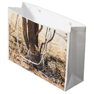 Bolsa De Regalo Grande Chita relajándose bajo un árbol