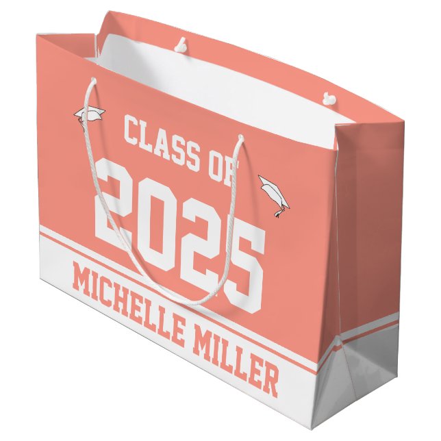 Bolsa De Regalo Grande Clase de 2025 Nombre de graduado Peachy Pink and W (Angulo reverso)