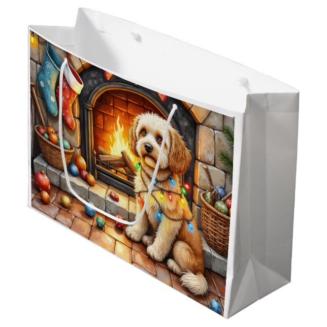 Bolsa De Regalo Grande Cockapoo Sentado junto a la Chimenea con Luces de  (Angulo Anverso)