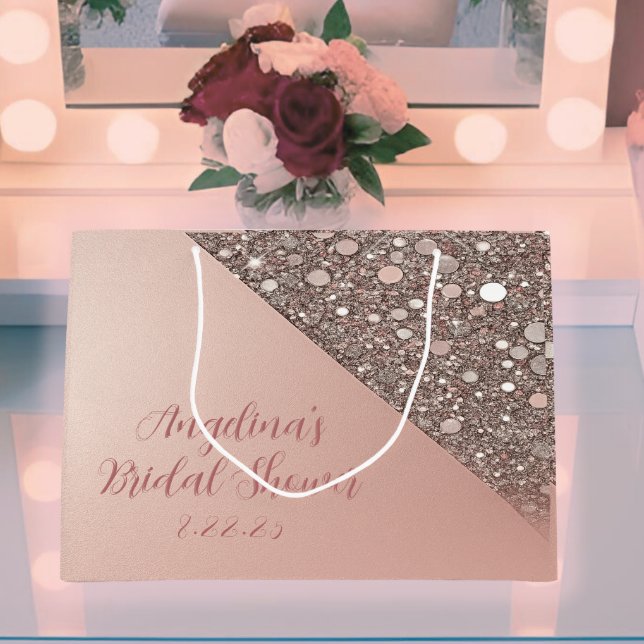 Bolsa De Regalo Grande Despedida de soltera elegante en rosa dorado (Elegant rose gold bridal gift bag styled on a vanity with soft blush glow and custom event text.)