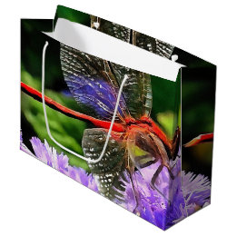 Bolsa De Regalo Grande Dragonfly rojo sobre las flores violetas moradas