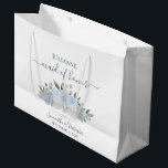 Bolsa De Regalo Grande Dusty Blue Watercolor Floral Boda Maid of Honor<br><div class="desc">Esta hermosa bolsa de regalo está diseñada para la criada de honor de su boda. Cuenta con un bonito diseño de moda boho con un cúmulo de rosas azules polvorientos y flores atadas con un arco de satén blanco. Hay espacio para su nombre, los nombres de la pareja y la...</div>