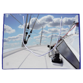 Bolsa De Regalo Grande Een gangboord van een zeiljacht in helder weer.