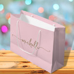 Bolsa De Regalo Grande Elegante Monograma dorado Script Rubor Pink<br><div class="desc">Elegante y moderno Rubor Rosa Delicate Glam Gold Monograma Nombre Script Firma Personalizado Bolsa de Regalo Personalizado. Este diseño presenta tu nombre de pila en una tipografía de tipografía con tipografía con tipografía de tipografía con letras de bonito, en dorado sobre fondo de color rosa claro o rosa bebe. Son...</div>