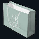 Bolsa De Regalo Grande Elegante Monograma y nombre de la dama de honor pe<br><div class="desc">Elegante regalo de dama de honor personalizado con un monograma personalizado en blanco elegante estilo tipo de letra con el nombre de la dama de honor y el título en estilo clásico de letra serif en color verde sabio. También perfecto para la empleada de honor, la niña flor, la madre...</div>