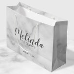 Bolsa De Regalo Grande Elegantes y elegantes damas de honor personalizada<br><div class="desc">Classy Elegant Marble Personalized Bridesmaids Gift Bag con el nombre personalizado de la dama de honor en gris estilo moderno de letra caligrafía con título y fecha boda en gris moderno sans serif estilo de fuente sobre fondo de mármol blanco. También perfecto para la empleada de honor, la niña flor,...</div>