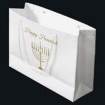 Bolsa De Regalo Grande Falso día de fiesta feliz del blanco de Menorah<br><div class="desc">Envuelva sus regalos en estilo estas vacaciones con nuestros bolsos elegantes del regalo de Jánuca. Estas características del diseño simples pero elegantes un fondo blanco con un falso menorah grande del oro en el centro. Sobre él lee "Jánuca feliz". Diseñado por el © Tim Coffey y Susan Coffey de los...</div>