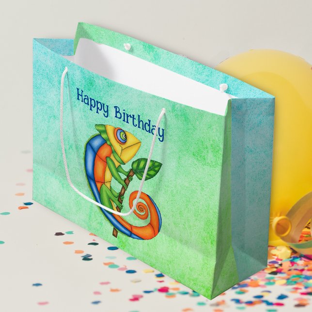 Bolsa De Regalo Grande Fantasía de cumpleaños Sonriente hoja de lagartija (Happy Birthday cute lizard holding stick with leaf on green and blue gift bag.)
