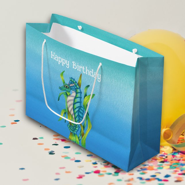 Bolsa De Regalo Grande Fantasy Bonito Aqua Blue Seaahorse Cumpleaños (Fantasy sea dragon with horns in bright aqua blue holding seaweed on blue Birthday gift bag.)