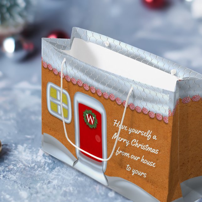 Bolsa De Regalo Grande Feliz Navidad Gingerbread House Personalizado (Have yourself a Merry Christmas! Just add your initial to the wreath and maybe add a festive note)