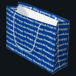 Bolsa De Regalo Grande Feliz patrón Hanukkah azul moderno de tipografía<br><div class="desc">Feliz patrón Hanukkah de tipografía moderna azul y blanca,  gran bolsa de regalo. Patrón de texto blanco sobre fondo azul.</div>