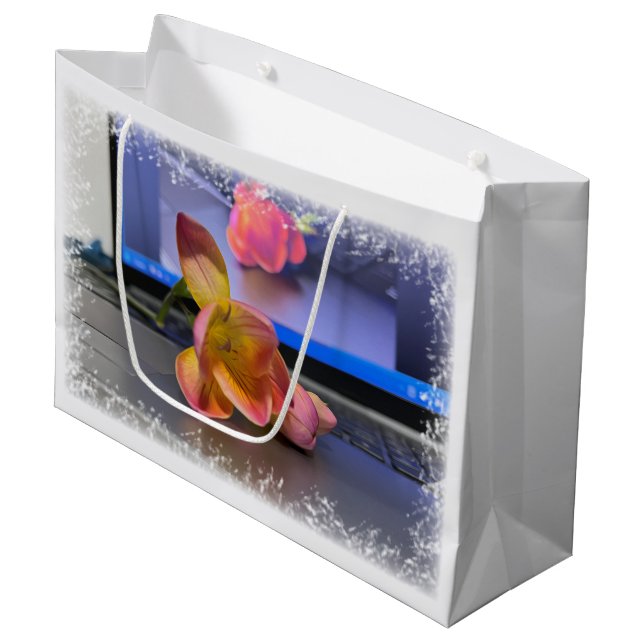 Bolsa De Regalo Grande Flor de Freesia en el teclado (Angulo Anverso)