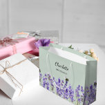 Bolsa De Regalo Grande Flores de lavanda salchicha de novia verde<br><div class="desc">Fondo verde de sabio. Decorado con flores de lavanda y abejas Personaliza y añade el nombre de tu novia.</div>