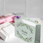 Bolsa De Regalo Grande Flores de lavanda salchicha de novia verde<br><div class="desc">Fondo verde de sabio. Decorado con flores de lavanda y vegetación eucaliptica. Personaliza y agrega el nombre de tu novia.</div>