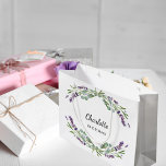 Bolsa De Regalo Grande Flores de lavanda verde dama de honor<br><div class="desc">Fondo blanco. Decorado con flores de lavanda y vegetación eucaliptica. Personaliza y agrega el nombre de tu novia.</div>
