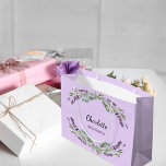 Bolsa De Regalo Grande Flores de lavanda violeta dama de honor<br><div class="desc">Fondo violento. Decorado con flores de lavanda y vegetación eucaliptica. Personaliza y agrega el nombre de tu novia.</div>